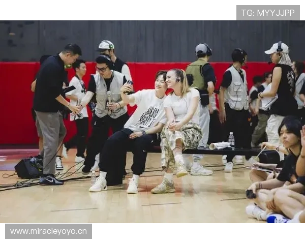 杨力维居然能把篮球场当成嘉年华，生活里到底有多少咱没见过的奢侈？