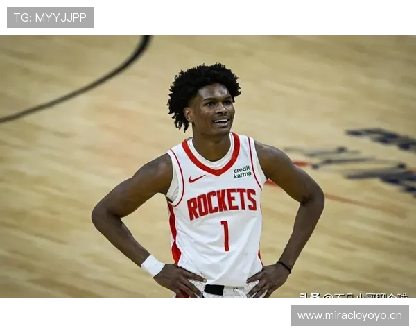 阿门·汤普森突破拉开空间，助力球队关键时刻得分爆发